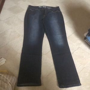 5/$45 Levi’s Totally Shaping Slim Straight 14 Long